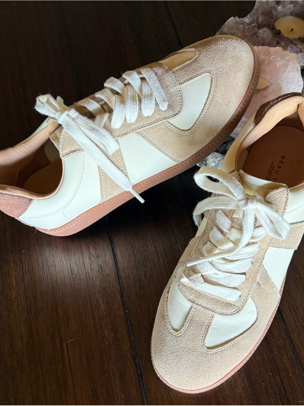 Adidas Style Low-Top Fashion Sneakers in Cream & Tan Size 8.5